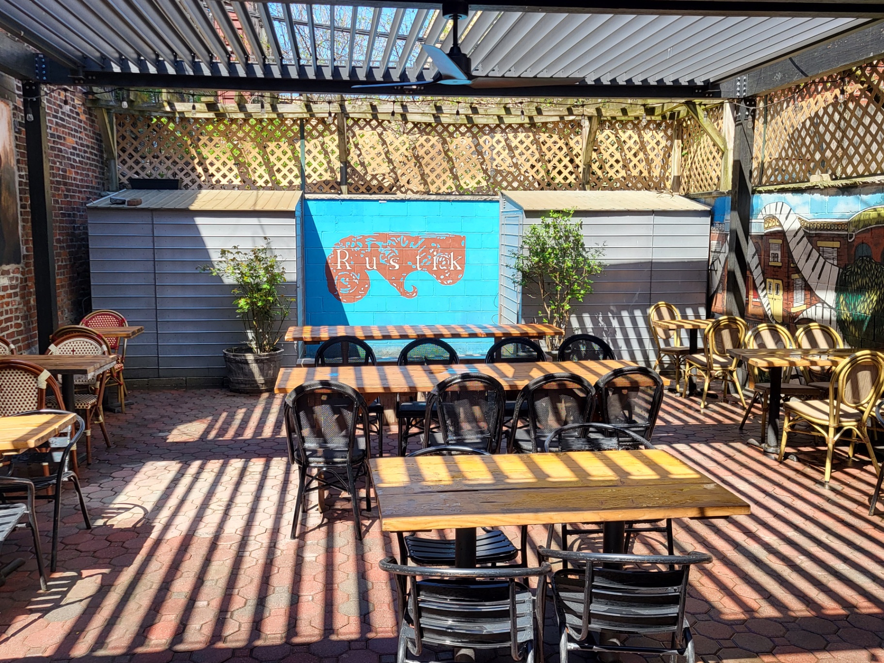 Outdoor dining at Rustik Tavern